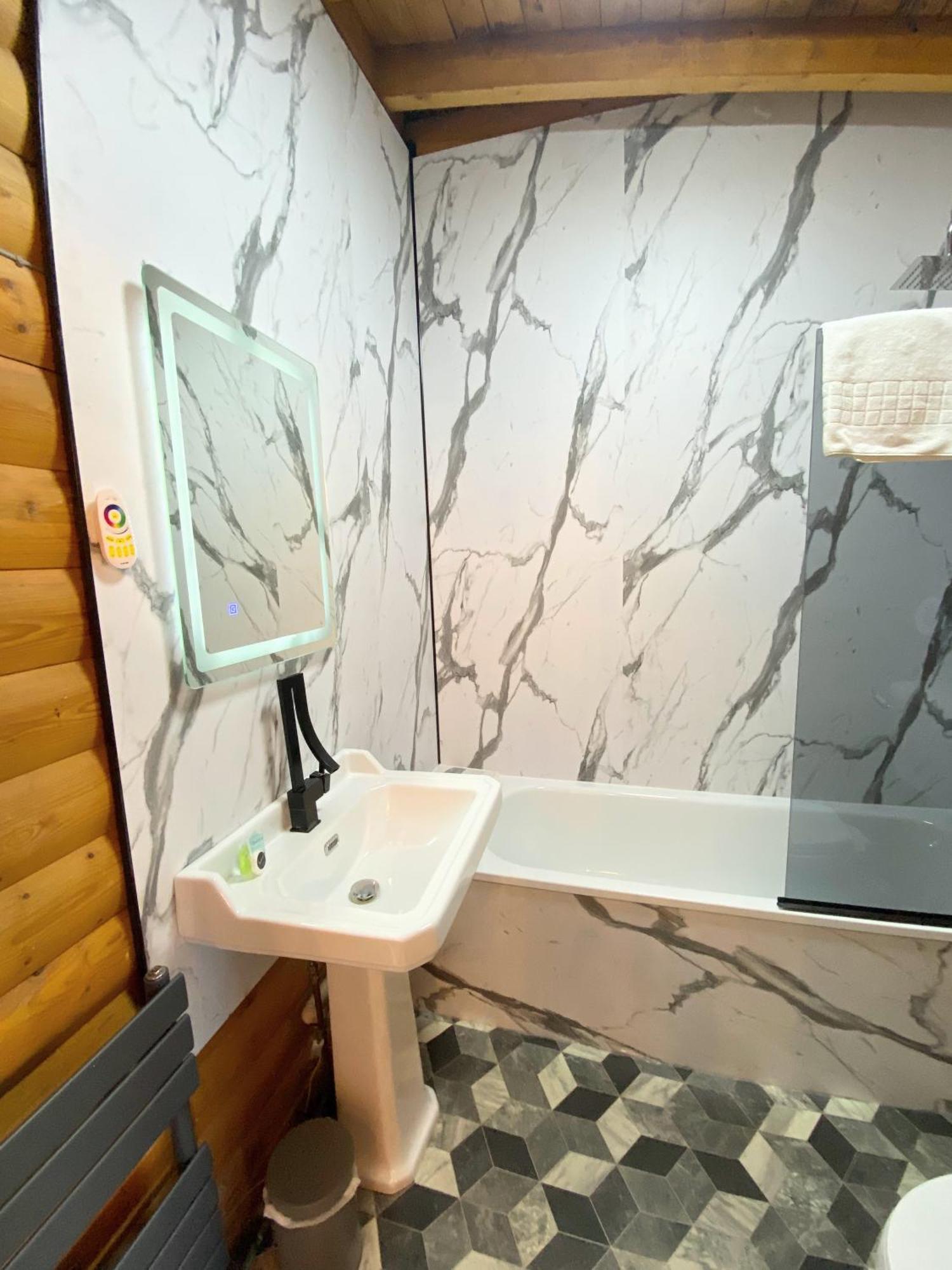 Kaoglen Squirrel Drey-Hot Tub-Pet Friendly-Perth Villa Balnald Dış mekan fotoğraf